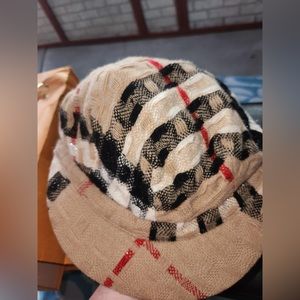 Burberry hat!💛🧡